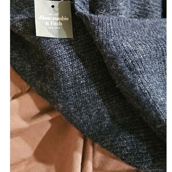 NWT A & F Back Split Long Sleeve Sweater Size Medium - Picture 7 of 7